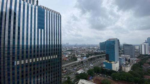 Mampang Prapatan Apartment | Comfort and Modern Look 2BR at 26th Floor Samara Suites Apartment By Travelio