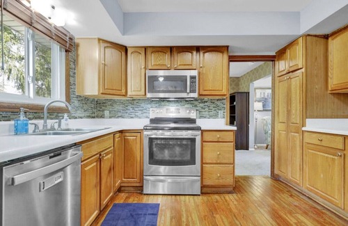 East Lansing House | Comfort and Space near MSU