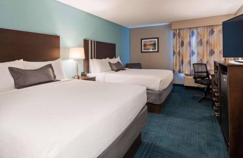 Blaine House | Comfort & Convenience! 4 Amazing Units w/Free Breakfast, Parking, Indoor Pool