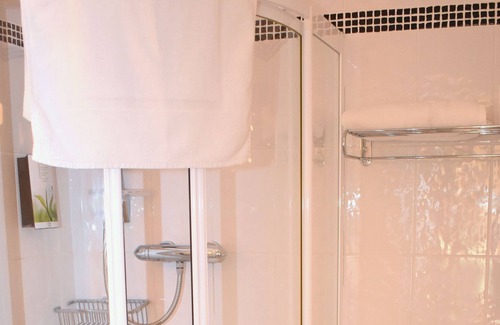 Bodyke House | Comfort-House-Private Bathroom-Twin & Twin