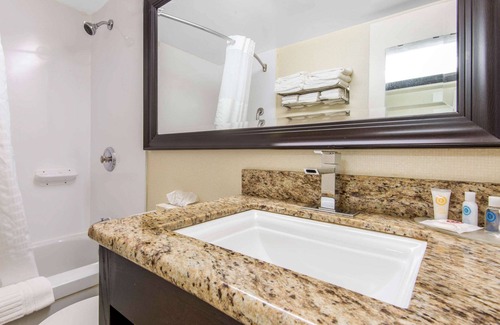 North Bay Hotel | Comfort Inn