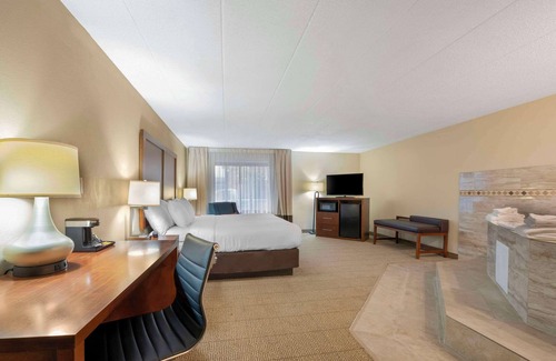 Indianapolis Hotel | Comfort Inn & Suites North at the Pyramids