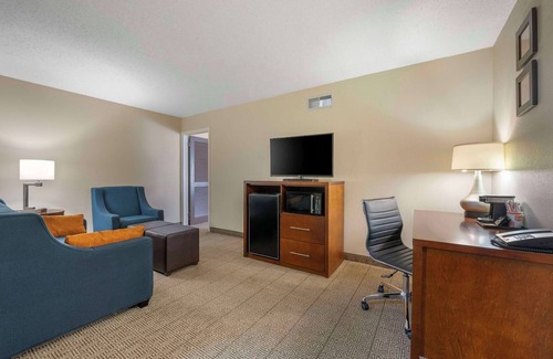 Indianapolis Hotel | Comfort Inn & Suites North at the Pyramids