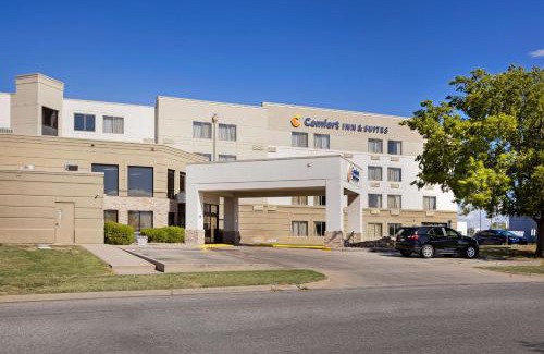 Greenwich Hotel | Comfort Inn & Suites Wichita Northeast