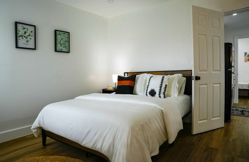 Old Northwood Historic District Hotel | Comfort Living 2BR Deluxe Suite