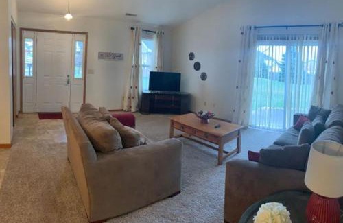 Middletown House | Comfort on the Court 3 Bed 2 Bath Sleeps 6