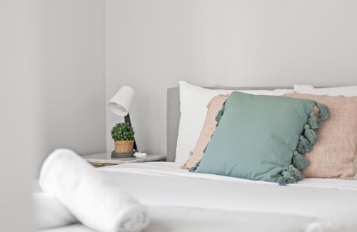 Hurstville House | Comfort Queen Room - Private - Prime Spot - Shared Bathroom