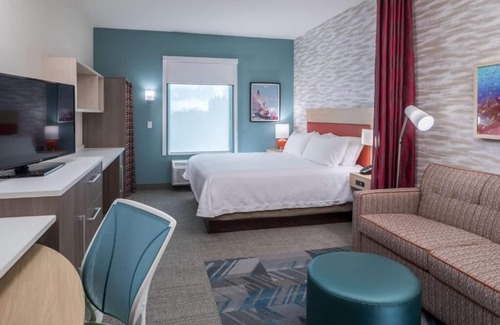 Port Canaveral Hotel | Comfort Retreat! Onsite Pool, Free Breakfast, Parking, Pets Allowed!