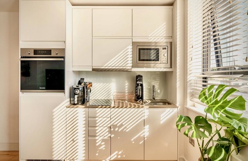 Haywards Heath Apartment | Comfort Stay by Gatwick, near station