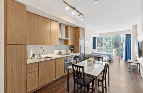 CityPlace Hotel | Comfort Suites 2 Bedrooms near Rogers Centre Lakeview & Free Parking