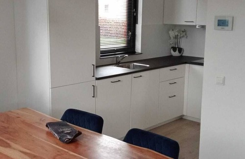 Hernen House | Comfortabel 6p Vakantiehuis met Laadpaal op Kindvriendelijk Park met Zwembad