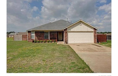 Rogers County House | Comfortable 1/2 acre home for your leisure