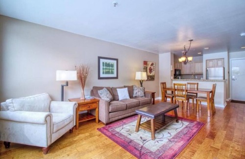 Keystone Condo | Comfortable 1BR condo by Lakeside Village w/shuttle to slopes and hot tub!