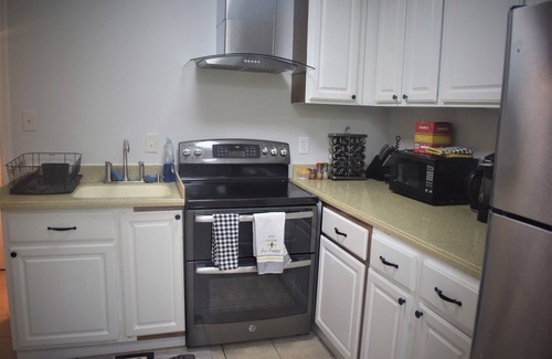 Redland House | Comfortable 2 bed apartment near metro , trails and golf course