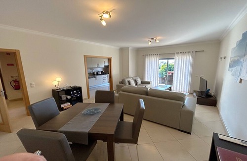 Albardeira House | Comfortable 2 Bedroom Apartment w/WiFi + A/C+ Pool ,15 min Walk to Beach &Town