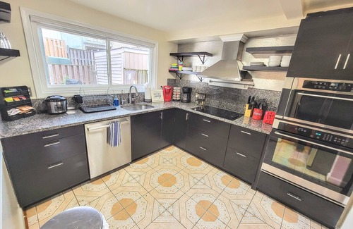 Herndon House | Comfortable 2BDR/2BATH TownHome near Dulles Airport, Metro, Fast Gigabit WiFi