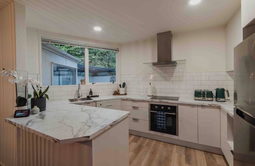 Burnside Apartment | Comfortable 2BR w/Hot Tub | Close to Airport