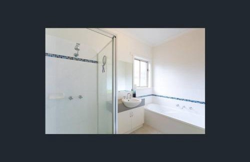 Mount Clear House | Comfortable 3-bedroom home with two car garage