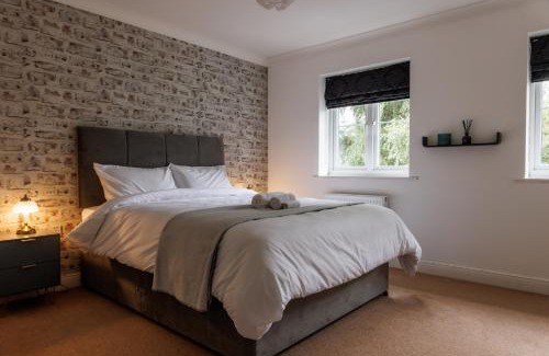 Aylesbury House | Comfortable 4-Bedroom Home in Aylesbury Ideal for Contractors Professionals or Larger Families