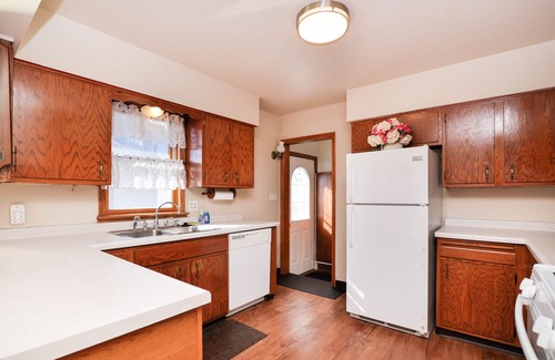 Kutzky Park House | Comfortable 4BR – Walk to Mayo Clinic, Kutzky Park & Hy-Vee, Pet-Friendly