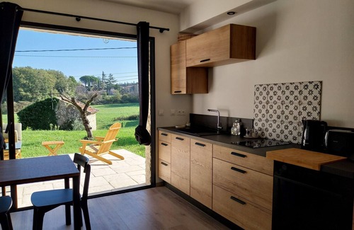 Malataverne Apartment | Comfortable accommodation in quiet Provencal countryside, with swimming pool and spa.
