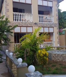 Baie Ste Anne Apartment | Comfortable apartment in Baie Sainte Anne 56 m² with sea view