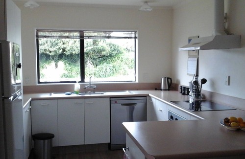 Paraparaumu Beach House | Comfortable beach house 200 meters from Paraparaumu beach