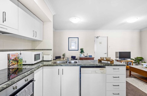 West Perth Apartment | Comfortable City Apartment by Kings Park | Free Parking