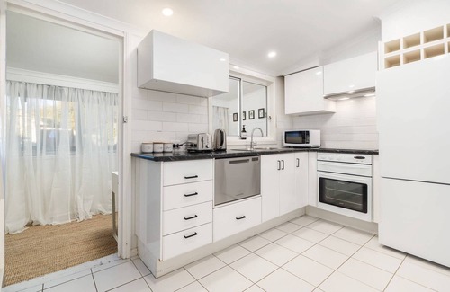Orange East House | Comfortable & Cosy Getaway close to Town, Sleeps 4
