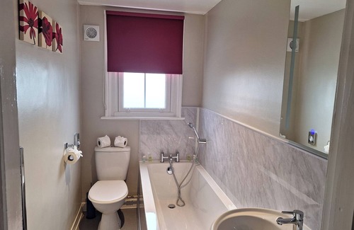 Cranleigh House | Comfortable Double Room with Bath