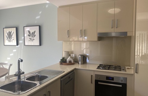 Glenelg East House | Comfortable, family sized, close to tram, explore the Festival City.