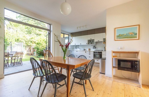 Leyton House | Comfortable Family Home with Lots of Space