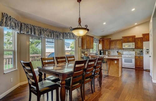 West Jordan House | Comfortable Family-Sized Home w/4br 3 bath, ping pong, fast wifi and hot tub!