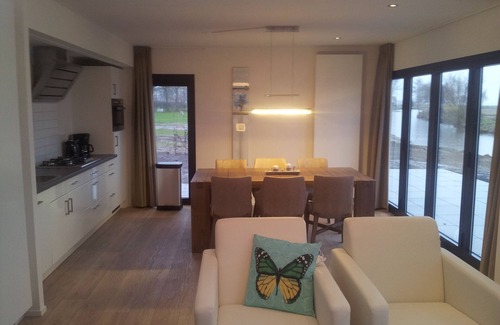 Hulshorst House | Comfortable holiday home directly on the Veluwemeer with beautiful lake view