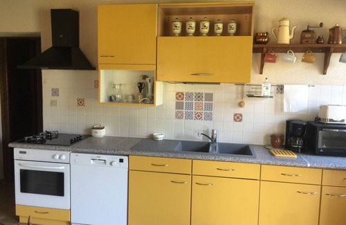 Langon House | Comfortable house with park and swimming pool, ideal for families or just relaxing.