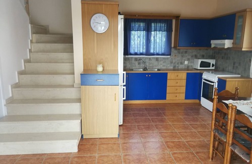 Karakiani House | Comfortable house with garden - 2 minutes from the beach!