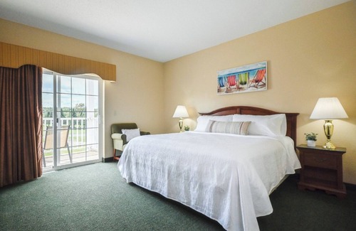 Pembine Hotel | Comfortable Island Room with Pool: Your Ideal Location for Outdoor Bliss