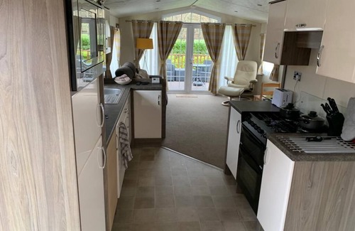 Dollar Cabin | Comfortable lodge with hot tub.internet and netflix