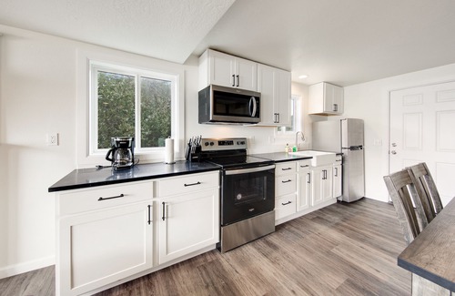 Edgewater Shores Cottage | Comfortable Oceanfront Getaway w/Easy Beach Access and Ocean Views - Dogs OK