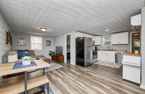 Portsmouth Cottage | Comfortable & Private 2 Bedrm Cottage w/King bed.