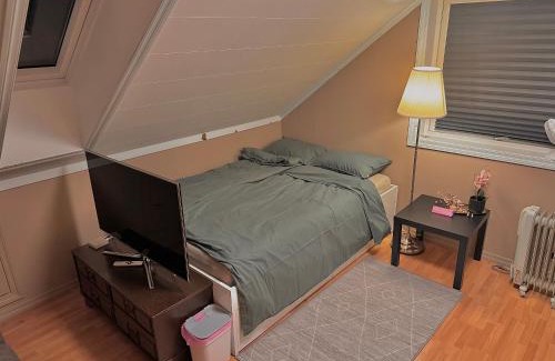 Osoyro House | Comfortable room - Double bed - Private bathroom - Free parking - Shared kitchen - Bus stop and store 2 min walk