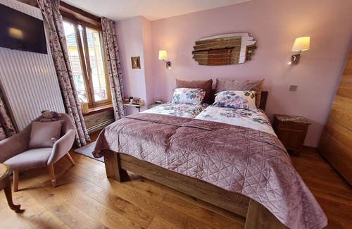 Pierrepont Bed & Breakfast | Comfortable room with private bathroom