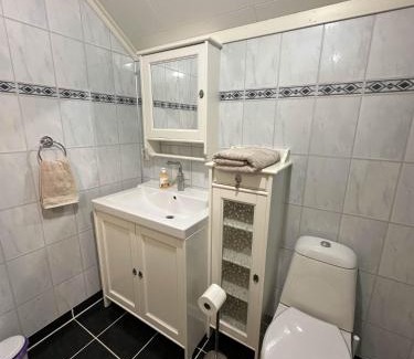Osoyro House | Comfortable single room - double bed - private bathroom - Free parking - Shared kitchen - Bus stop and store 2 min walk