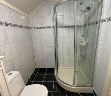 Osoyro House | Comfortable single room - double bed - private bathroom - Free parking - Shared kitchen - Bus stop and store 2 min walk