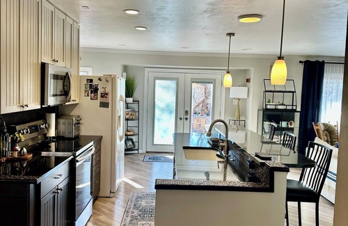 Green Mountain House | Comfortable Spacious 3 bedroom home
