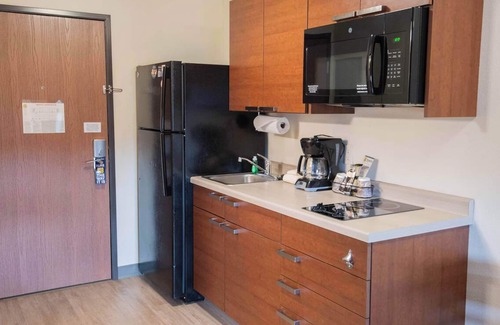 West Jordan Hotel | Comfortable Stay! Full Kitchen, Pets Allowed! Close to America First Fields!