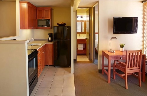 Waikiki Hotel | Comfortable Stay! Rooftop Pool, Sauna, Walk to Waikiki Beach!