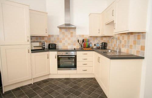 Swindon Apartment | Comfortable Swindon Town Centre Apartments, FREE Parking, sleeps up to 8