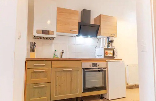 Penzing Apartment | Comfortable Urban Apartment: 2BR Prime Location