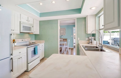 Kings Lake House | Comfortably-Chic, Pool Home Retreat, Old Naples, Beaches, Shops & Restaurant